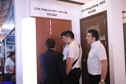 Cửa công nghệ Hisung Door siêu hiện đại tại Vietbuild 2018